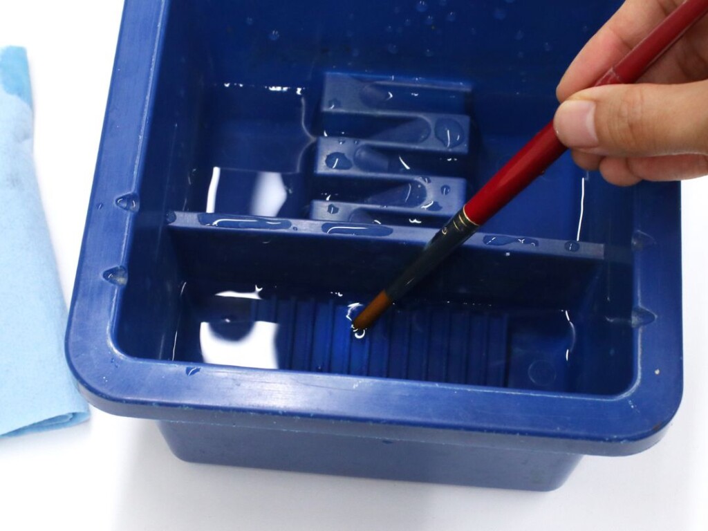 筆に水分を含ませる