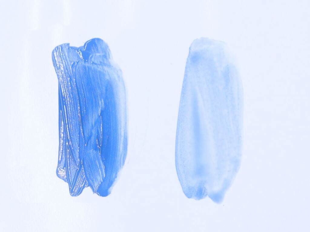 ブルー系アクリル絵の具の水分量による違い