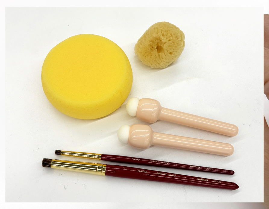 スポンジとステンシルブラシ