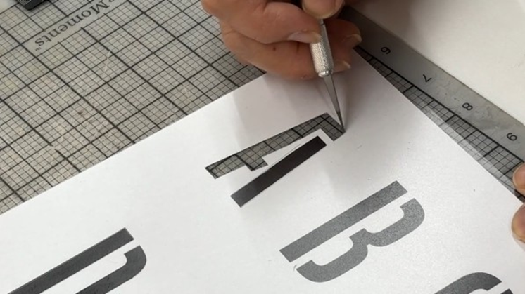 下絵に沿って正しく切る