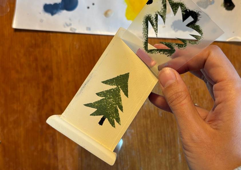 木材にステンシルシートを貼って塗り込む