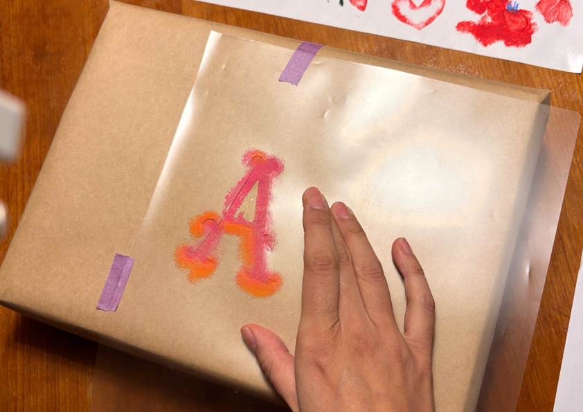 細かい模様はスポンジを使用する