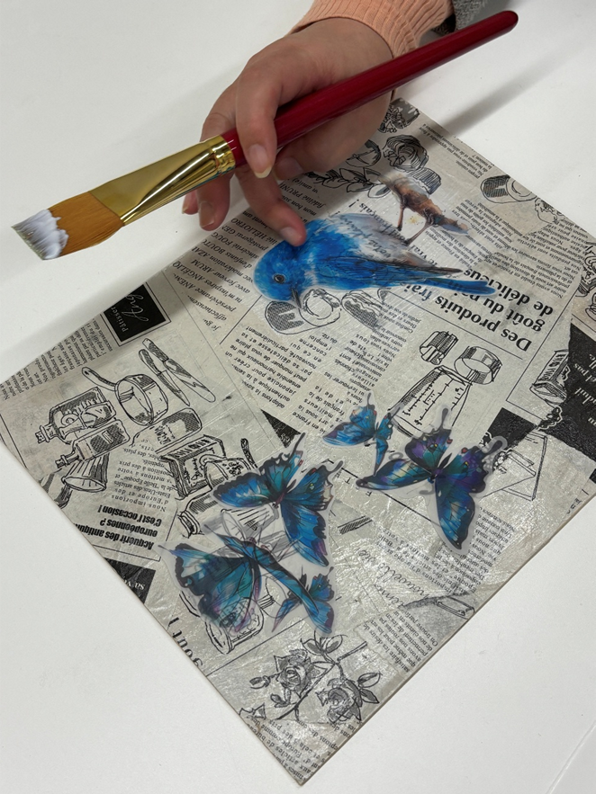 コラージュ制作の作業風景