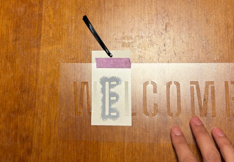 塗り残しが無いように、塗料を塗る