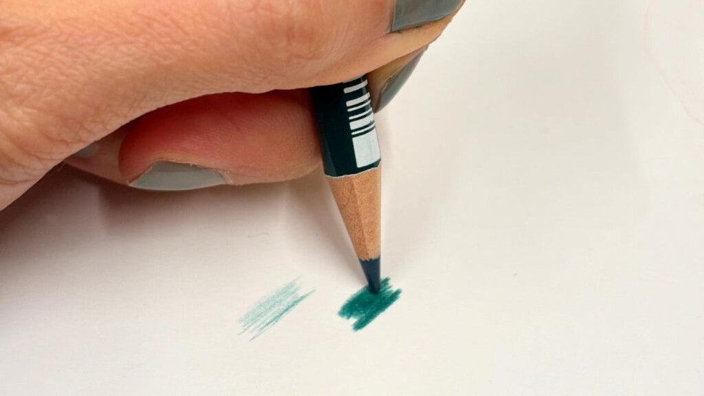 色鉛筆を直角に立てて塗る